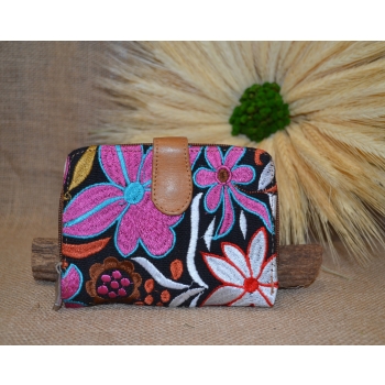 Portmonetka z jasnobrązowej skóry z kolorowym kwiatowym haftem.